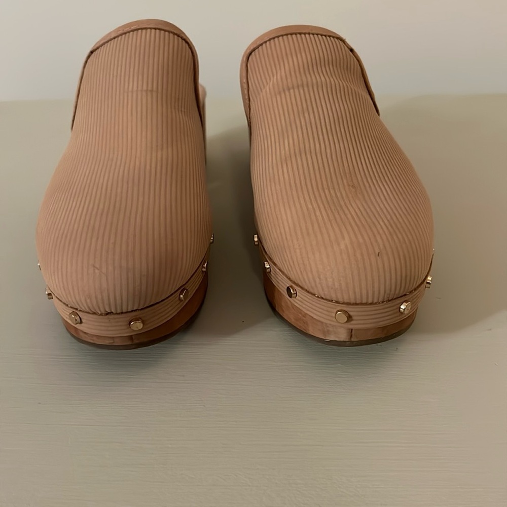 Dolce Vita studded clog in honey leather size 7. Tan wooden heel.Good condition